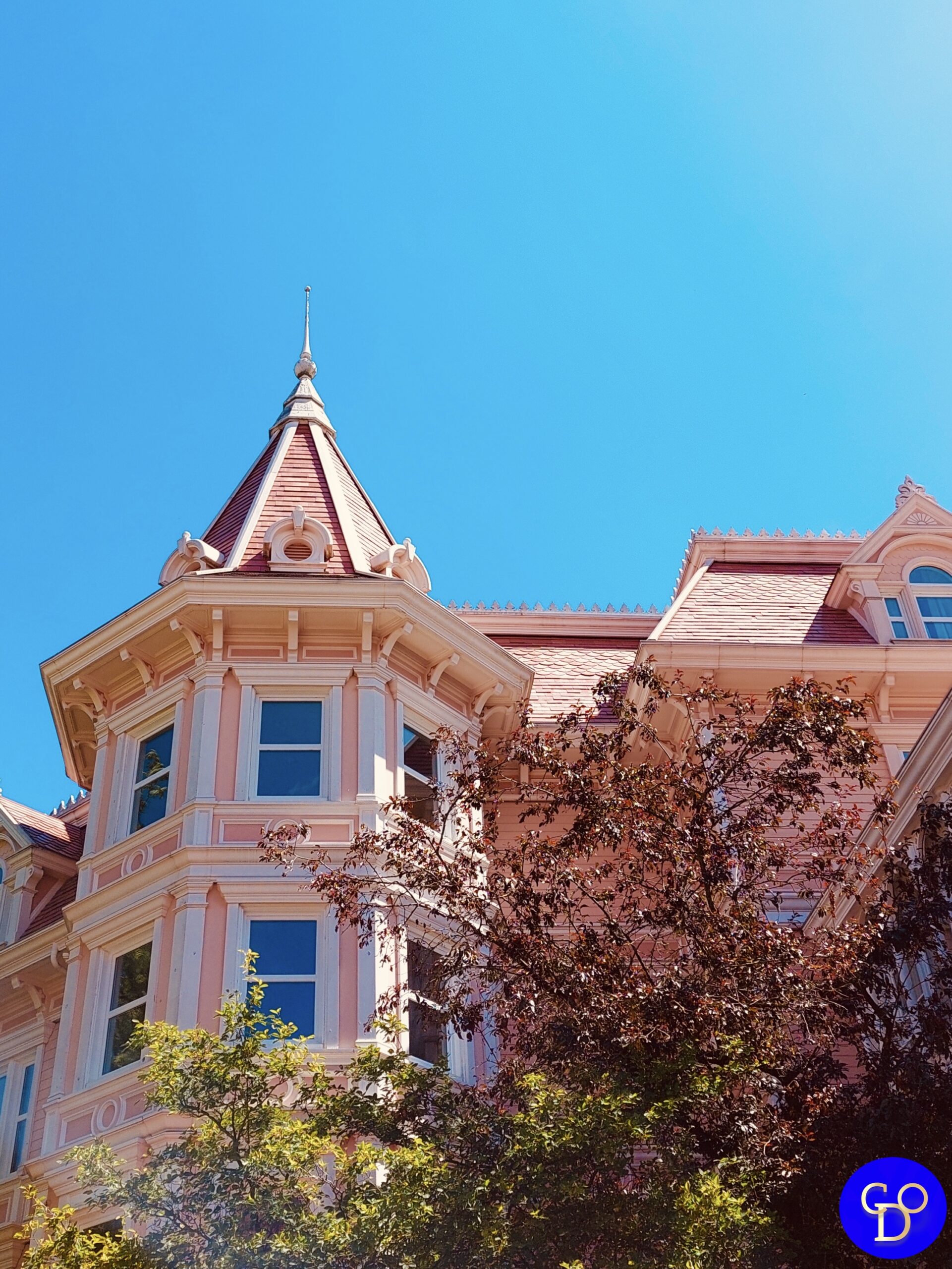 Hotels Disneyland Paris explorez la magie des hôtels les offres des hôtels de DisneylandParis et leur prestations / photo du Disneyland Hotel / Aile Ouest / Le Castle Club qui siège au Disneyland Hotel Le Disneyland Hotel